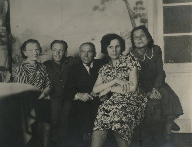 KKE 4174-71.jpg - Od lewej: Genowefa Zabagońska, jej syn Eugeniusz, mąż Włodzimierz oraz kuzynka Fiekcia, Kowno.
